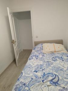 波苏埃洛-德阿拉尔孔Habitación individual en Pozuelo de Alarcón的一间卧室配有一张带枕头的床