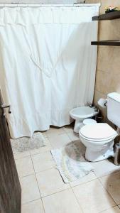拉里奥哈Casa Familiar的一间带卫生间和淋浴帘的浴室