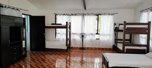 金巴亚Finca Hotel el Guadual的客房设有两张双层床和风扇。