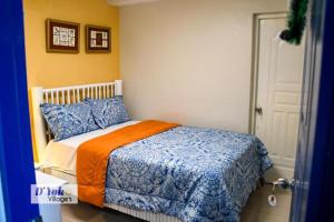 佩德纳莱斯D´ Yoko Village´s的一间卧室配有一张带橙色和蓝色毯子的床