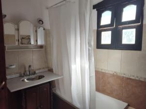 圣罗莎卡拉穆奇塔县El Espinillo, Casa de Campo的一间带水槽和淋浴帘的浴室
