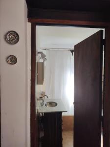 圣罗莎卡拉穆奇塔县El Espinillo, Casa de Campo的一间带水槽和镜子的浴室