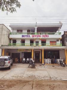 莱蒂西亚Divino Niño Hotel的前面有停车场的酒店