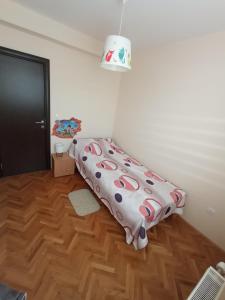 大格拉迪什泰Apartman STANKOVIĆ的一间卧室配有一张带粉红色棉被的床