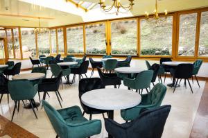 KleinzellGesundheits- & Wellnessresort Salzerbad的餐厅设有桌椅和窗户。