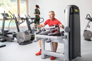 KleinzellGesundheits- & Wellnessresort Salzerbad的健身房里跑步机上的男人