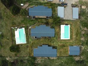 贝尔格拉诺将军镇Pentagrama, casas de campo的享有带蓝色屋顶的庭院的顶部景色