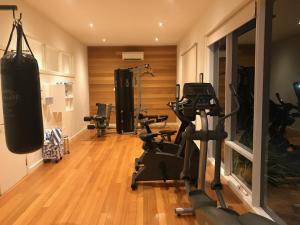 卡尔斯Couple's Resort Spa Retreat的一间健身房,里面配有几台跑步机
