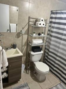 华雷斯城Departamento, recién remodelado a 3 min USA. 2的浴室配有卫生间、盥洗盆和淋浴。