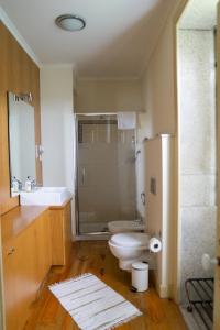 孔迪镇Casa Mindela Farmhouse的浴室配有卫生间、盥洗盆和淋浴。