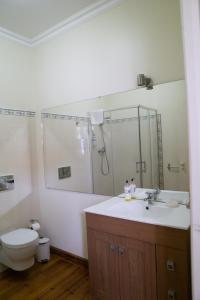 孔迪镇Casa Mindela Farmhouse的浴室配有卫生间、盥洗盆和淋浴。