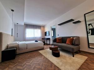 拉巴特Penthouse haut standing avec vue panoramique的酒店客房,配有床和沙发