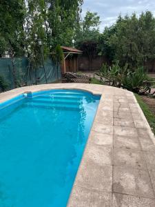 卢汉德库约Casa en Chacras de Coria - zona de Bodegas的庭院里的一个蓝色海水游泳池