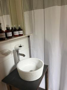 卢汉德库约Casa en Chacras de Coria - zona de Bodegas的浴室设有白色水槽和镜子