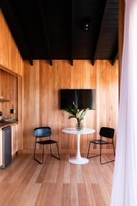 何塞伊格纳西奥Aires Puros的一间带桌子和两把椅子的用餐室