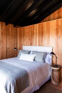 何塞伊格纳西奥Aires Puros的一间卧室配有木墙床
