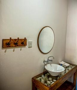 乌尼翁镇Casa Valle del Bermejo的一间带水槽和镜子的浴室
