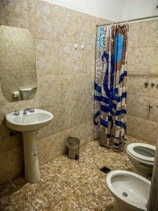 乌尼翁镇Casa Valle del Bermejo的一间带水槽和卫生间的浴室