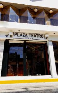 齐克拉约Hotel Plaza Teatro的大楼前的比萨饼剧院标志