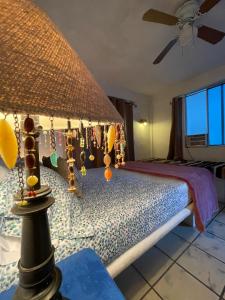 圣何塞德尔卡沃帕萨达斯诺尔马纳纳酒店的一间卧室配有一张带吊扇的床