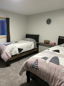丘吉尔Bears Den Guest House II的一间卧室设有两张床和窗户。