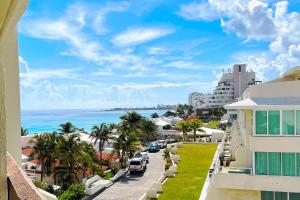 坎昆Renovated Studio in Cancun Beach at the Hotel Zone的从大楼的阳台上可欣赏到海景