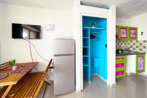 坎昆Renovated Studio in Cancun Beach at the Hotel Zone的一间带冰箱和桌子的小厨房