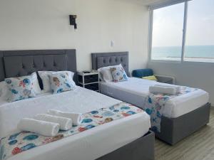 卡塔赫纳FRAGATA STYLE 2的背景海洋的客房内的两张床
