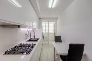 里斯本Spacious 3-bedroom condo in Lisbon的白色的厨房配有炉灶和水槽