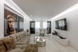 里斯本Spacious 3-bedroom condo in Lisbon的客厅配有沙发和桌子
