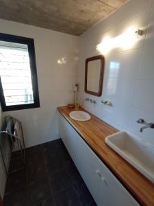 RacoLA AGÜITA PERDIDA的一间带水槽和镜子的浴室