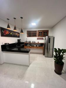 萨尔瓦多TURISHOUSE SUITES的厨房配有水槽和冰箱