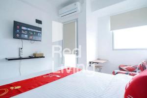 ParungtandjungRedLiving Apartemen Gunung Putri Square - Sansan Room with Netlfix的卧室配有一张床,墙上配有电视。