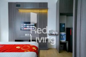 ParungtandjungRedLiving Apartemen Gunung Putri Square - Sansan Room with Netlfix的一间卧室配有一张床铺,床上铺有红色毯子