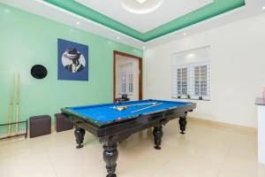 头顿Villa Vũng Tàu - An Thảo Home's的天花板客房内的台球桌