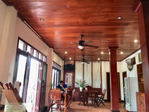 琅勃拉邦Luang Prabang Pangkham Lodge的客厅配有吊扇和桌子