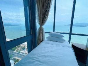 芽庄PANORAMA Nha Trang by HLG的海景客房内的一张床位