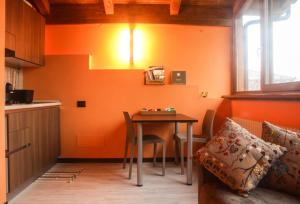 Bibiana伊尔弗鲁托佩美索农家乐的小型用餐室配有桌椅