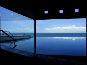 洲本市淡路优梅森凯酒店的海景度假屋 - 带游泳池