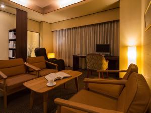 洲本市淡路优梅森凯酒店的客厅配有沙发、椅子和桌子