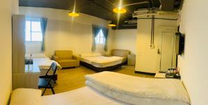 台南驿家旅店的一间医院间,配有两张床和一张沙发