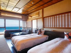 洲本市淡路优梅森凯酒店的海景客房 - 带两张床