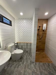 涛岛岛上温泉度假村的浴室配有卫生间、盥洗盆和淋浴。