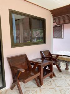 涛岛岛上温泉度假村的镜子间里配有两把椅子和一张桌子