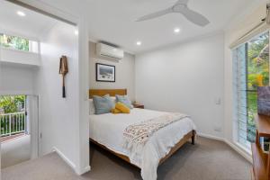 努萨角Little cove gem - walking distance to the most famous Noosa beach!的白色的卧室设有床和窗户