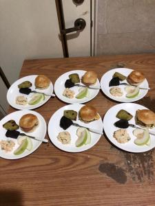 北竿乐活海景民宿的桌上的一组食物