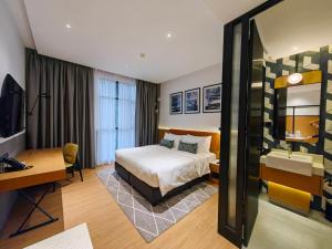 乔治市Citadines Connect Georgetown Penang的配有一张床和一张书桌的酒店客房