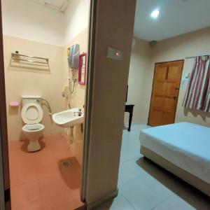 马六甲Kota Lodge的一间带卫生间、水槽和床的浴室