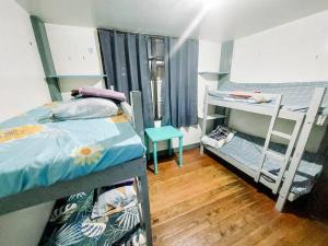 碧瑶Convenient 3-Bedroom Apartment的宿舍间设有两张双层床和木地板。