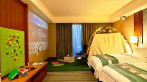 淡水福容大饭店淡水渔人码头的酒店客房设有一间带床和屏幕的卧室
